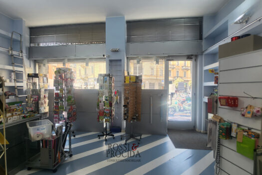 PIAZZA AMBROSOLI 3
